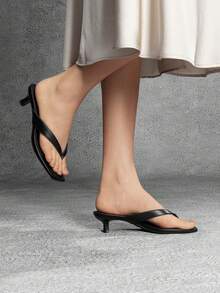 Athlefit Women Square Toe Kitten Heel Flip Flops Comfort Slip On Low Heel Summer Thong Heeled Sandals - 黑色 - 查看 4