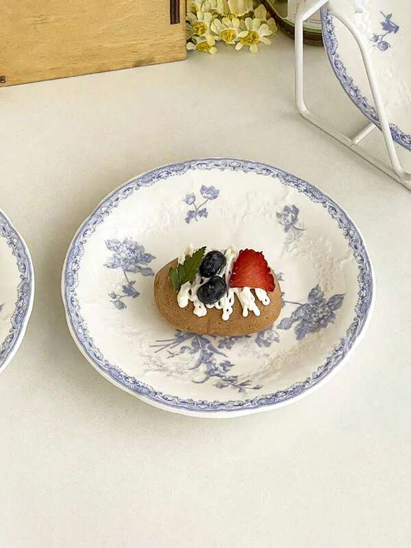 1pc/2pcs/4pcs French Vintage Milk Blue Embossed Ceramic Plate 6-Inch Round Plate Hand-Painted Floral Plate Western Dessert Plate Home Dish Breakfast Bread Plate Afternoon Tea Cake Plate Snack Small Dish Holiday Gift
