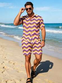 Conjunto de camisa de manga corta y pantalones cortos con estampado de rayas de olas, estilo de vacaciones para hombres - Multicolor - Ver 2