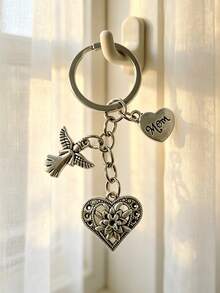 [1 pieza] Llavero vintage de plata con corazón de ángel para mamá, colgante de bolso con corazón de flor hueco, regalo del Día de la Madre para mujeres, colgante para mochila, dije de corazón de flor grabado para mamá, accesorio de bolso con tema familiar cálido, anillo de metal para llaves, soporte portátil anti-pérdida para llaves, decoración diaria para bolso, regalo conmovedor para mamá - Plateado - Ver 4