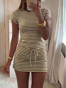 Ensemble 2 pièces rayé rose & marron pour femmes Vaiaye, T-shirt à manches courtes col rond & mini-jupe à cordon de serrage, tenue décontractée Y2K, top de vacances d'été à la plage, Vacationcore - rayures jaune-brun - Voir 1