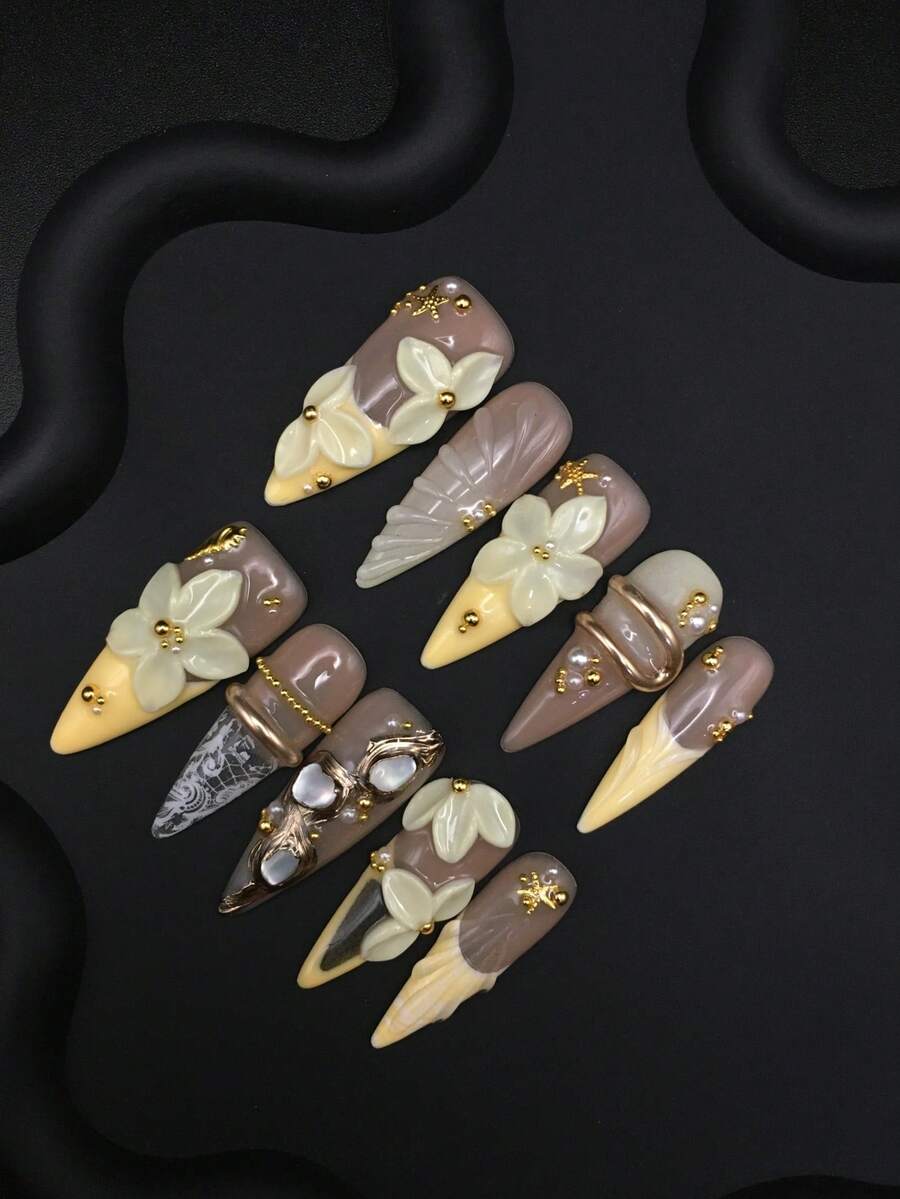 手工裸米色漸層穿戴甲，3D奶油花金屬電鍍貝殼裝飾，中長尖頭溫柔度假風假指甲