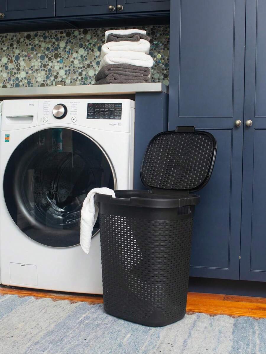 38L Wäschekorb im Rattan-Look mit Deckel, Cut Out atmungsaktives Design, staubdichter Klappdeckel und Griffe für einfachen Transport, ideal zum Aufbewahren von schmutziger Wäsche, Handtüchern und Stoffartikeln in Badezimmern und Schlafzimmern - Verschiedenfarbig - Übersicht 1