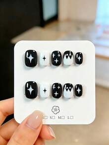 10 Peças Unhas Postiças Feitas à Mão, Formato Quadrado Curto e Redondo, Estilo Minimalista Preto & Branco Doce e Legal, Padrão de Estrela de Quatro Pontas Branca e Estrela Cruz Preta Pintada à Mão, Design de Nicho para Meninas, Adequado para Traje de Halloween & Uso Diário, Inclui Kit de Ferramentas - Preto - Visão 9