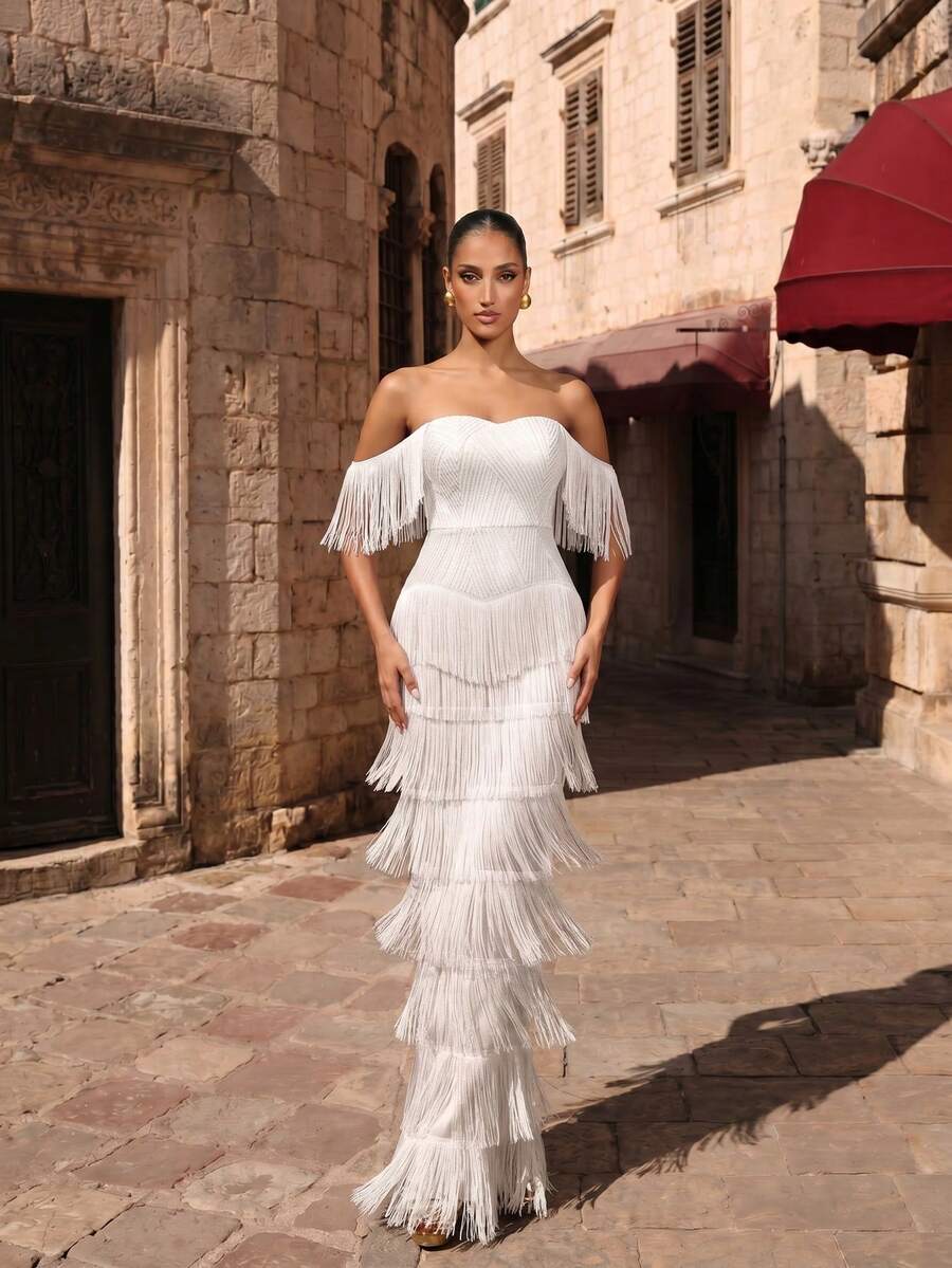 LOVE&LEMONADE Vestido de Noche Largo Blanco con Hombros Descubiertos, Lentejuelas y Flecos - Blanco - Ver 1