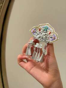 1件白色底彩色刺繡花卉蝴蝶幼苗銀色鈴鐺流蘇側邊髮夾，春夏旅行攝影頭飾配件 - 杏色 - 查看 3
