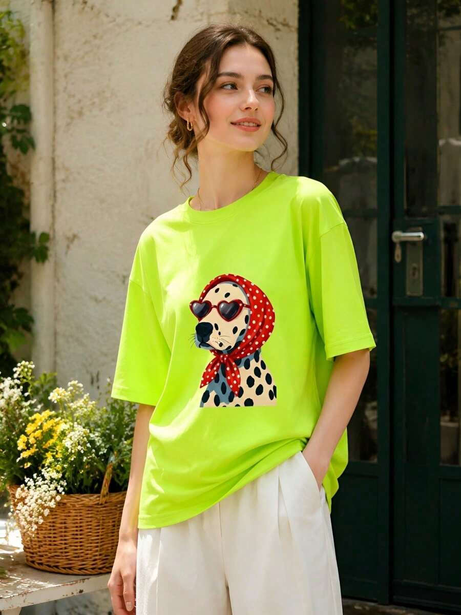 Nuova Collezione Estate 2026: T-shirt da donna 100% cotone con stampa dalmata, motivo creativo vintage 'Fascia per capelli rossa a pois e occhiali da sole dalmata'. - Verde neon - Visualizzare 1
