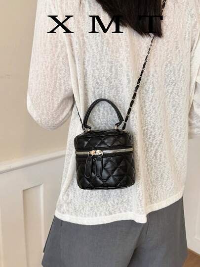 Tas Mini Ringan, Tas Rantai, Tas Quilted, Tas Clutch, Tas Ember, Tas Selempang, Cocok Untuk Anak Perempuan, Mahasiswi, Orang Dewasa dan Profesional, Cocok Untuk Kuliah, Kerja, Bisnis, Perjalanan, Aktivitas Luar Ruangan, Liburan, Piknik dan Acara Lainnya.