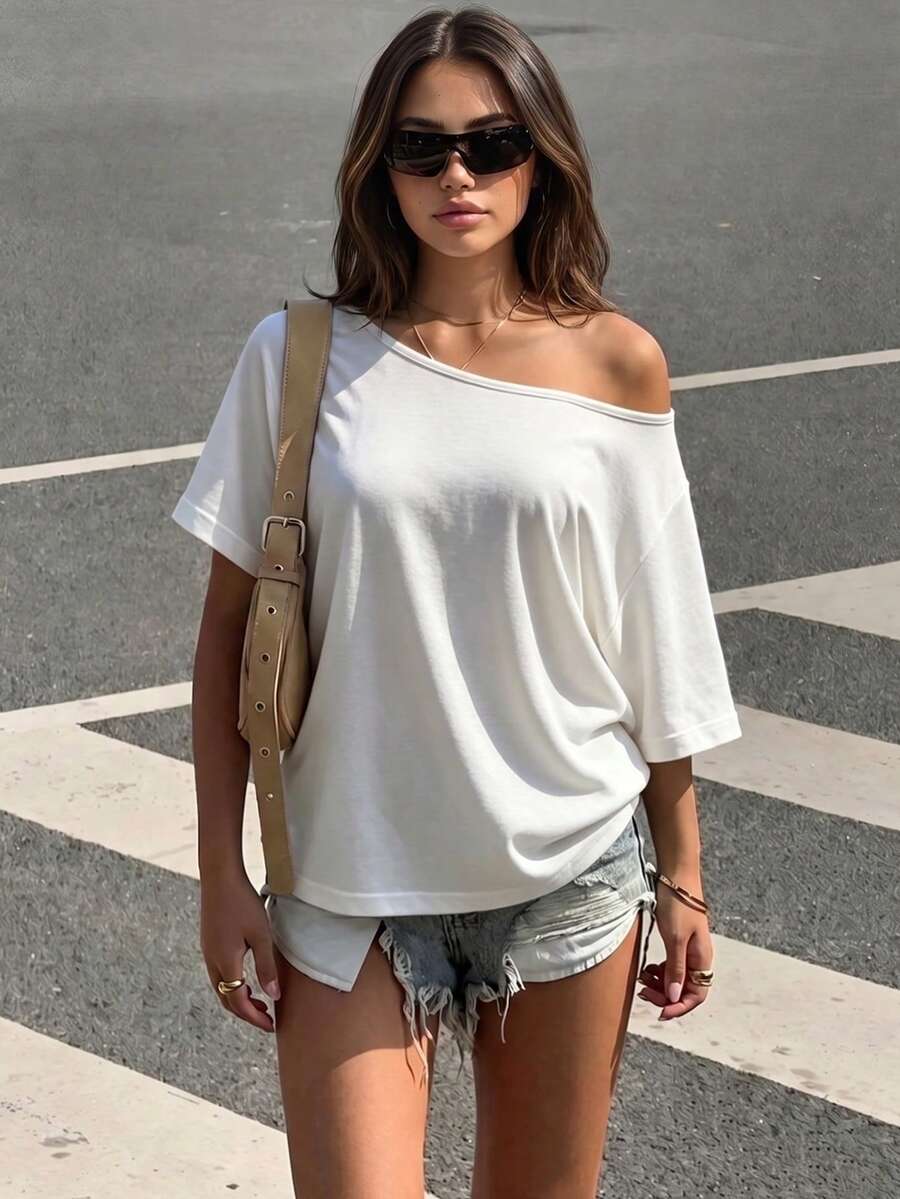 美式 Y2K Hot Girl 風格 白色大圓領不對稱領短袖針織 T-shirt,微彈修身顯身材休閒上衣,適合夏季穿著 - 白色 - 查看 1