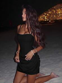 SHEIN x Luisa Sonza Robe courte ajustée élégante et sexy avec bretelles fines, robe de cocktail plissée en satin noir pour femmes - Noir - Voir 6