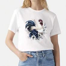 1/2/3 pezzi Decalcomania per trasferimento termico con gallo blu e bianco in stile inchiostro, corpo bianco con cresta rossa e piume della coda sfumate blu navy, circondato da crisantemi blu e bianchi argentati, foglie di eucalipto e rametti sottili, stampa fai-da-te vintage Morandi con fiori e uccelli in acquerello, adatta per magliette, camicie, borse in tela - Multicolore - Visualizzare 4