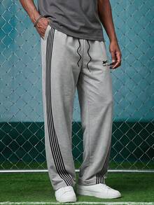 EVRINFINITE Pantalones de chándal holgados con cordón en la cintura y eslogan gráfico para hombre, para rave - Gris Claro - Ver 1