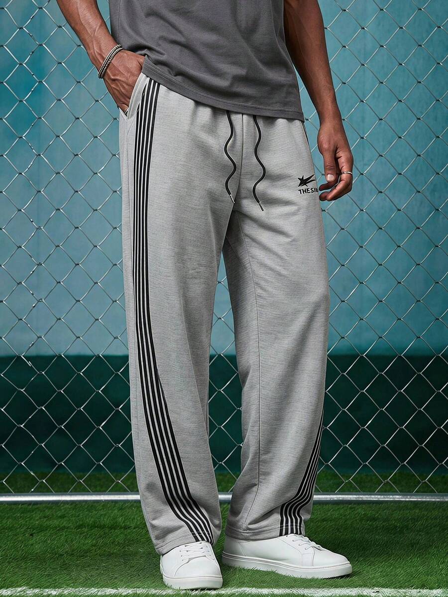 EVRINFINITE Pantalones de chándal holgados con cordón en la cintura y eslogan gráfico para hombre, para rave - Gris Claro - Ver 1