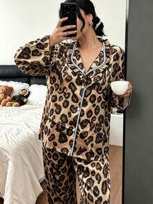 Dreamivo Conjunto de 2 piezas para mujer talla grande con cárdigan de manga larga de satén con estampado de leopardo y cuello en V profundo + pantalones de pierna ligeramente ancha con ribete de contraste azul - Multicolor - Ver 2