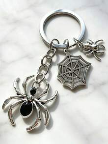 1pcRetro Dark Style Spider Keychain - Gothic Punk Beaded Spider Pendant Metal Keyring Gift - Halloween Gift - Multicolor - View 4