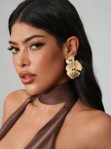 أقراط معدنية كبيرة مزينة بالترتر بتصميم زهري مبالغ فيه وأنيق، أقراط مسمارية بأسلوب بسيط فاخر للنساء - أقراط بتصميم أوراق الشجر - مشاهدة 5