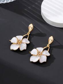 1 Pair Summer Fresh Beach Vacation Style Elegant White Oil-Drip Five-Petal Flower Pendant Earrings For Women, Suitable For Daily Wear/Date/Travel Vacation, Versatile Matching - White - View 2