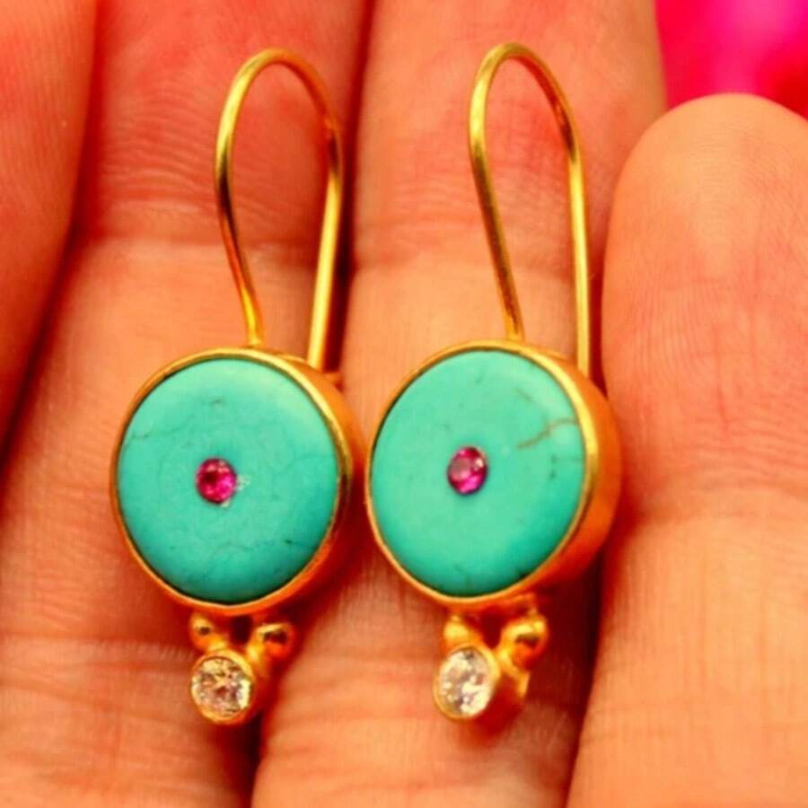 Vintage blaue Hauptstein mit rosa Zirkonia Akzenten Damen Ohrringe, erfrischendes Kontrastfarben Design, geeignet für Sommer Strand Ausflüge, Strand Pool Partys, tropische Urlaube und tägliches Tragen, atmosphärische Urlaubs Ohrringe - Gold - Übersicht 1