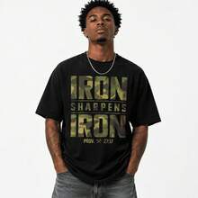 Iron Sharpens Iron – Christian Bible Verse Graphic T-Shirt, Camouflage Faith T-Shirt - 黑色 - 查看 3