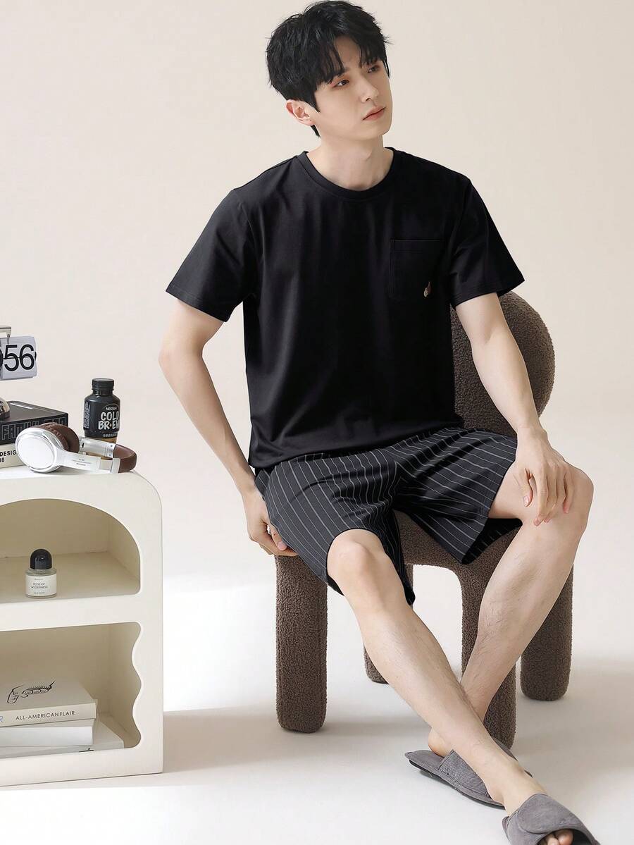 男士夏季短袖短裤睡衣套装(两件套),透气吸湿,圆领口袋刺绣T恤搭配条纹短裤,轻便透气,适合户外穿着。 - 黑色 - 查看 1