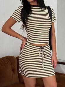 Ensemble 2 pièces rayé rose & marron pour femmes Vaiaye, T-shirt à manches courtes col rond & mini-jupe à cordon de serrage, tenue décontractée Y2K, top de vacances d'été à la plage, Vacationcore - rayures jaune-brun - Voir 8