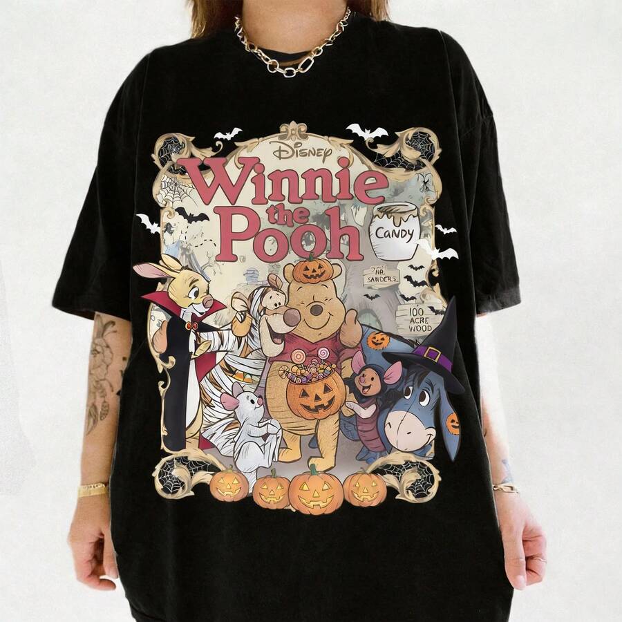 Disney-lizenziertes Unisex lockeres Rundhals Sommer T-Shirt Print Winnie Puuh Halloween Motiv mit Vampir & Hexen, Vintage-Ornament-Rahmen, für Herbstfeiern & Parkbesuche, 100% hochwertige reine weiche Baumwolle - Schwarz - Übersicht 1