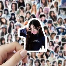 100張女性名人主題自黏式不規則貼紙，可愛裝飾手機、筆電、杯子與行李，適合禮物包裝與演唱會贈品 - 彩色 - 查看 8