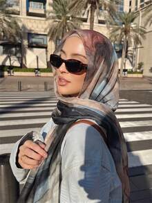 1件女款波希米亞風彩色黏膠纖維頭巾，柔軟希賈布圍巾，多功能防曬圍巾，適合夏季日常穿著 - 水墨藍棕 - 查看 4