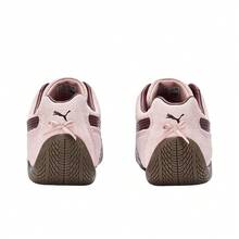 Sepatu PUMA Speedcat wanita berbahan kulit belah dengan pita romantis dan desain ujung sepatu T-toe bergaya balap. Nyaman dipakai, gaya kasual, warna merah muda mawar. - Berwarna merah muda - View 4