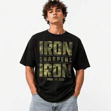 Iron Sharpens Iron – Christian Bible Verse Graphic T-Shirt, Camouflage Faith T-Shirt - 黑色 - 查看 4