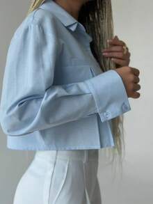 Solstice Apparel Kemeja Wanita Warna Biru Muda Model Crop Berkerah dengan Lipatan, Dua Saku, Kancing Depan, Lengan Panjang, Atasan Kasual untuk Kerja - Biru - View 4