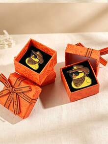 1 pieza Broche de esmalte de pato vaquero occidental con caja de regalo naranja, alfiler de pato de estilo americano genial para decoración de ropa y mochila - Multicolor - Ver 5