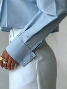 Solstice Apparel Kemeja Wanita Warna Biru Muda Model Crop Berkerah dengan Lipatan, Dua Saku, Kancing Depan, Lengan Panjang, Atasan Kasual untuk Kerja - Biru - View 5