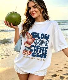 Slow Morning Coffee Club Stack Mugs Bubble Text Women's T-shirt, Coffee Lover Hot Search Item, Relaxed Crew Neck Short Sleeve, Morning Coffee Run Cafe Brunch Casual Top - Blanco - Ver 1
