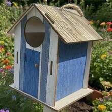 Set di casette per uccelli in legno da appendere in vari stili, nido per uccelli stile cottage rustico con gancio in corda, casetta per uccelli con motivi a righe blu e bianche/stelle cave/mattoni rossi/fiori rosa/regalo di Natale, decorazione per giardino esterno, albero e veranda, regalo di giardinaggio per gli amanti degli uccelli - D - Visualizzare 1