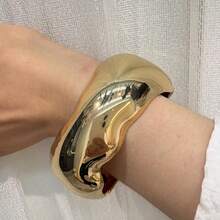 Pulseira Dourada Polida, Pulseira Feminina Elegante e Luxuosa, Design Estético Minimalista, Pulseira Estilo Real Dourado Foto Real - Dourado - Visão 5