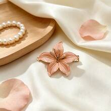 淺粉色琺瑯百合鱷魚夾髮夾，金邊3D花朵側邊髮夾，優雅溫柔風瀏海夾，適合日常配戴、約會、婚禮與宴會的裝飾髮飾 - 立體花髮夾 - 查看 6