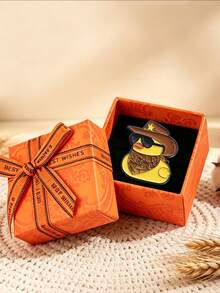 1 pieza Broche de esmalte de pato vaquero occidental con caja de regalo naranja, alfiler de pato de estilo americano genial para decoración de ropa y mochila - Multicolor - Ver 12