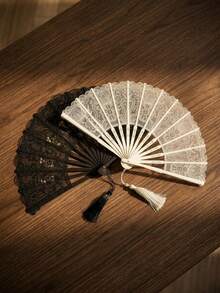 1 pieza Abanico de mano plegable de encaje vintage, marco bordado con flores, abanico enrollado hecho a mano, elegante decoración con borlas, abanico plegable de mano vintage francés para mujer, abanico de encaje estilo corte, accesorio de fotografía de baile clásico, abanico de decoración para boda y fiesta, decoración del hogar, abanico plegable de decoración de escritorio, regalo para mujer adulta, regalo de vacaciones, regalo del Día de San Valentín, regalo de cumpleaños, regalo de fiesta, recuerdo, accesorio de fotografía, accesorio de actuación - 1PC - Ver 1