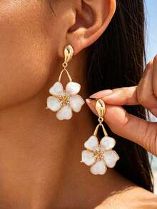 1 Pair Summer Fresh Beach Vacation Style Elegant White Oil-Drip Five-Petal Flower Pendant Earrings For Women, Suitable For Daily Wear/Date/Travel Vacation, Versatile Matching - White - View 7