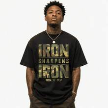 Iron Sharpens Iron – Christian Bible Verse Graphic T-Shirt, Camouflage Faith T-Shirt - 黑色 - 查看 1