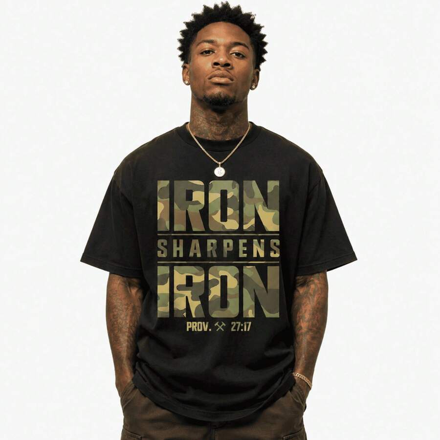 Iron Sharpens Iron – Christian Bible Verse Graphic T-Shirt, Camouflage Faith T-Shirt - 黑色 - 查看 1