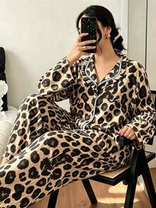 Dreamivo Conjunto de 2 piezas para mujer talla grande con cárdigan de manga larga de satén con estampado de leopardo y cuello en V profundo + pantalones de pierna ligeramente ancha con ribete de contraste azul - Multicolor - Ver 5