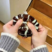 1個爆紅脆蠟手工捏捏球，薄荷巧克力配色，超柔軟外殼，擠壓時發出清脆聲，沉浸式聲控感官紓壓玩具，高可玩性，揉捏可緩解日常焦慮與煩躁，外觀精緻且氛圍感強，適合送給親友的生日禮物，學生與上班族可隨身攜帶玩耍，桌面裝飾，熱門小眾新奇紓壓好物（隨機顏色與款式） - 彩色 - 查看 6
