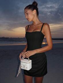SHEIN x Luisa Sonza Robe courte ajustée élégante et sexy avec bretelles fines, robe de cocktail plissée en satin noir pour femmes - Noir - Voir 5