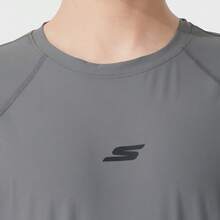 Skechers Camiseta deportiva de manga ranglán para hombre con estampado pequeño, tejido refrescante de secado rápido y cuello redondo - Gris - Ver 3