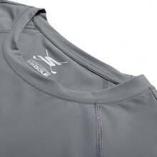 Skechers Camiseta deportiva de manga ranglán para hombre con estampado pequeño, tejido refrescante de secado rápido y cuello redondo - Gris - Ver 6