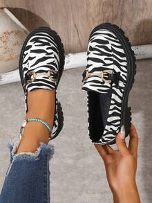 WTKMRSSTEP Academy Style Metal Horse Bit Buckle Thick Sole Loafers Slip-On Retro Versatile Shoes - Black and White - View 5