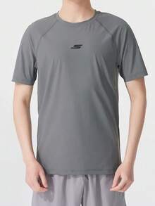 Skechers Camiseta deportiva de manga ranglán para hombre con estampado pequeño, tejido refrescante de secado rápido y cuello redondo - Gris - Ver 1