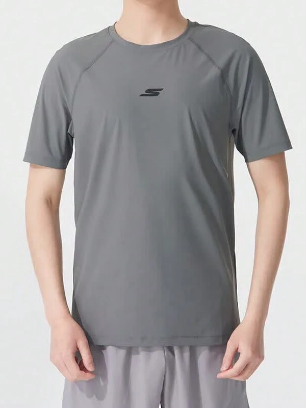 Skechers Camiseta deportiva de manga ranglán para hombre con estampado pequeño, tejido refrescante de secado rápido y cuello redondo - Gris - Ver 1